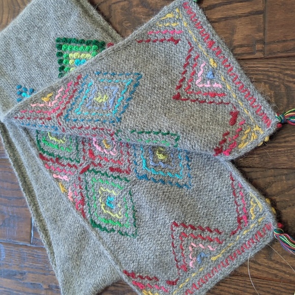 LUCKY BRAND I NWT Grey Scarf with Colorful Embroidered Diamond Pattern & Tassels - Picture 6 of 10